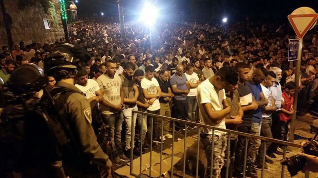 מתפללים בשער האריות לאחר הסרת המגנומטרים (צילום: עיר עמים)