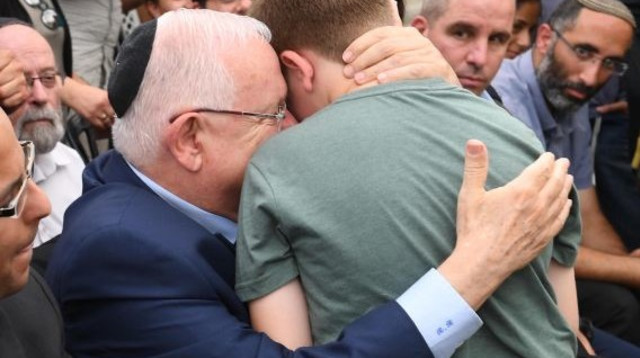 הנשיא ריבלין ואבינועם חיים סלומון, בנו של אלעד ז"ל    (צילום: מרק ניימן, לע"מ)