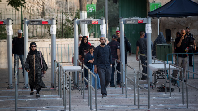 המגנומטרים בהר הבית (צילום: יונתן זינדל, פלאש 90)