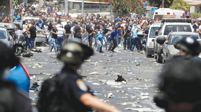 עימותים בין שוטרים למתפללים מוסלמים (צילום: רויטרס)
