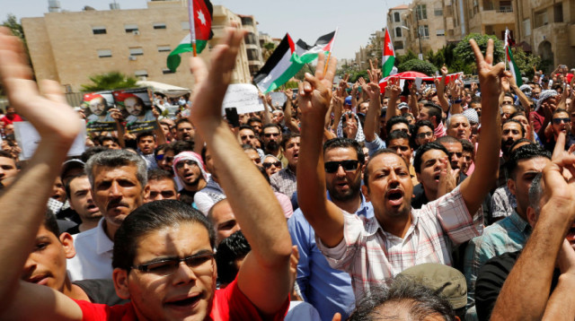 מפגינים מחוץ לשגרירות ישראל בירדן (צילום: רויטרס)