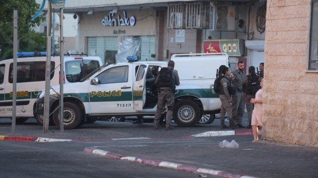 ניידת משטרה ביפו (צילום: אבשלום ששוני)