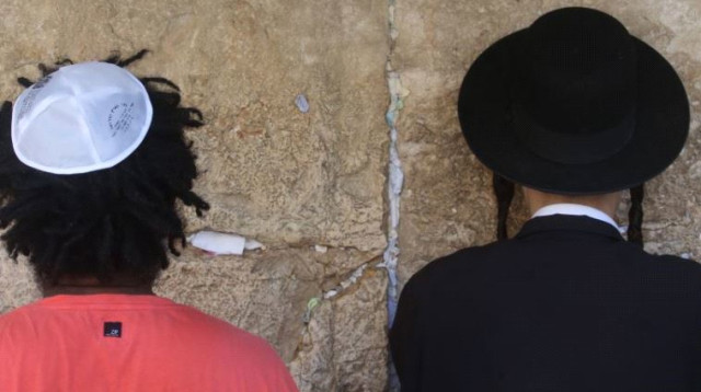 מתפללים בכותל המערבי בתשעה באב  (צילום: מרק ישראל סלם)