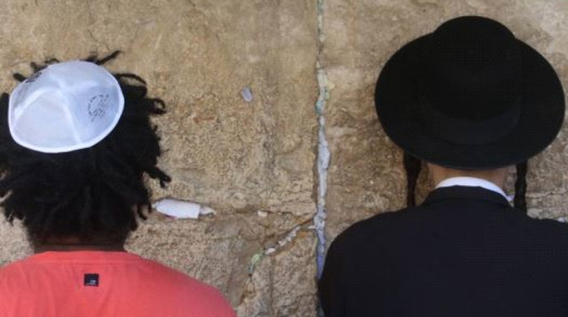 מתפללים בכותל המערבי בתשעה באב  (צילום: מרק ישראל סלם)