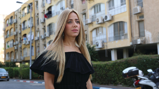 מרקו על רקע הבניין שבו מכרה את דירתה. "היטל ההשבחה הוא למעשה קנס" (צילום: אלוני מור)