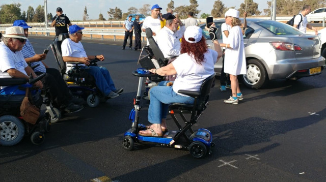 הפגנות הנכים בכביש החוף (צילום: מטה מאבק הנכים)