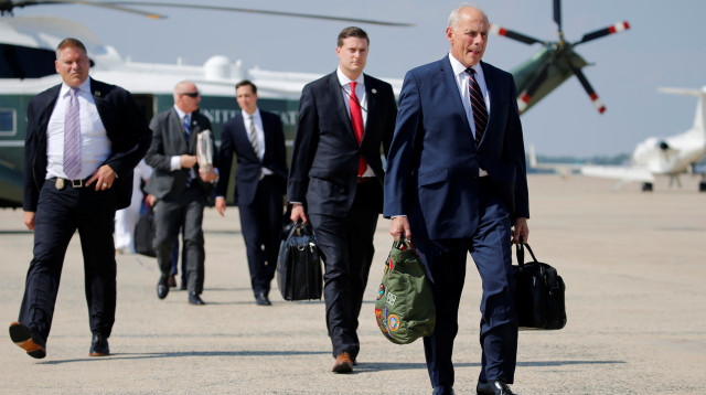 ג'ון קלי נוחת באחוזתו של טראמפ (צילום: רויטרס)