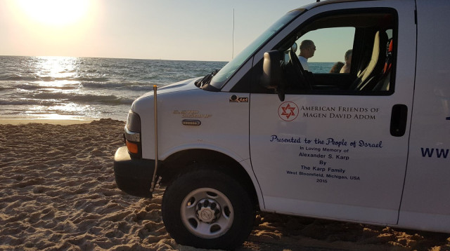 אמבולנס מד"א בחוף הים (צילום: מד"א)