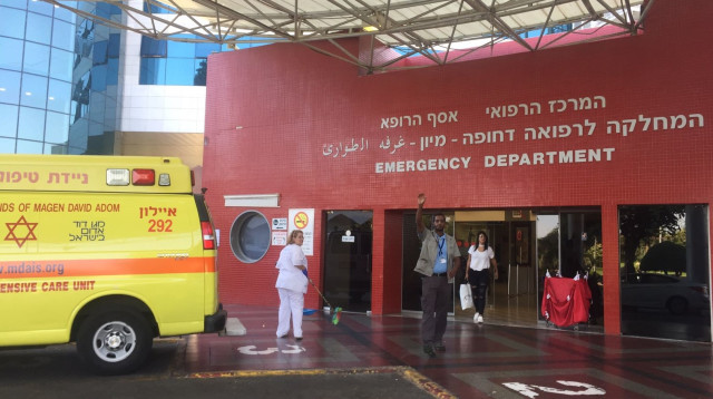 אמבולנס בבית החולים אסף הרופא (צילום: יאסר עוקבי)