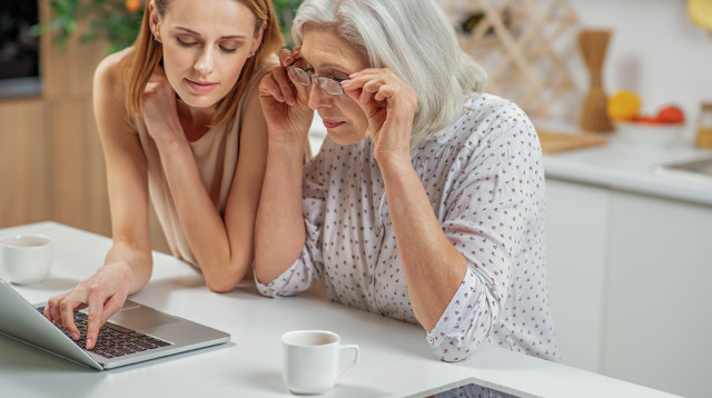 אמא ובת מתעסקות במחשב, צילום אילוסטרציה (צילום: istockphoto)