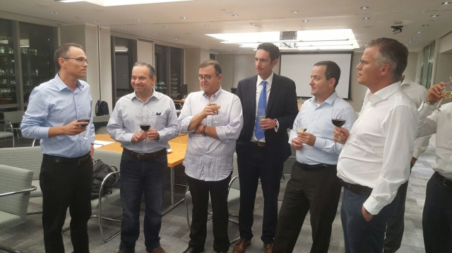 חתימת עסקת נטפים (צילום: קיבוץ חצרים)