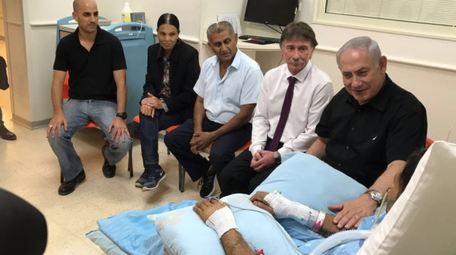 בנימין נתניהו מבקר את ניב נחמיה (צילום: אפרת שררה, בית החולים קפלן)
