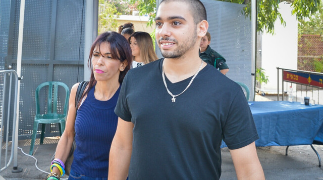 אלאור אזריה ואמו מגיעים לדיון (צילום: רועי אלימה, פלאש 90)