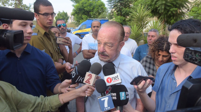 עו"ד יורם שפטל מחוץ לבית משפחת אזריה (צילום: אבשלום ששוני)