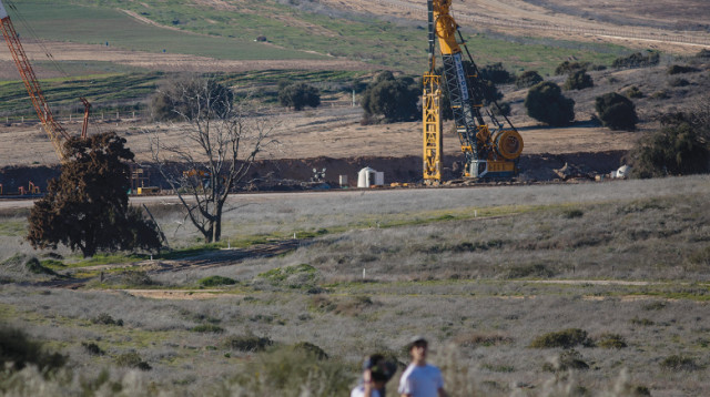 עבודות לבניית המכשול בגבול רצועת עזה  (צילום: יונתן סינדל, פלאש 90)