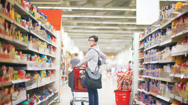 בחירת מוצרים בסופר. כשבוחרים נכון, אוכלים נכון (צילום: ingimage ASAP)