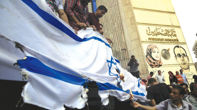 הפגנה נגד ישראל, מצרים (צילום: רויטרס)