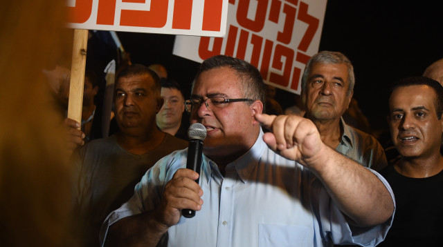 דוד ביטן בהפגנה בפתח תקווה (צילום: אבשלום ששוני)