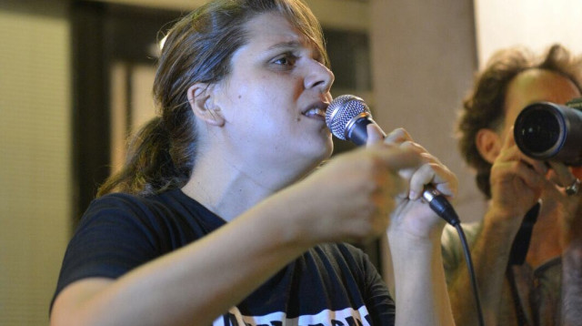 דפני ליף בהפגנה בפתח תקווה (צילום: אבשלום ששוני)