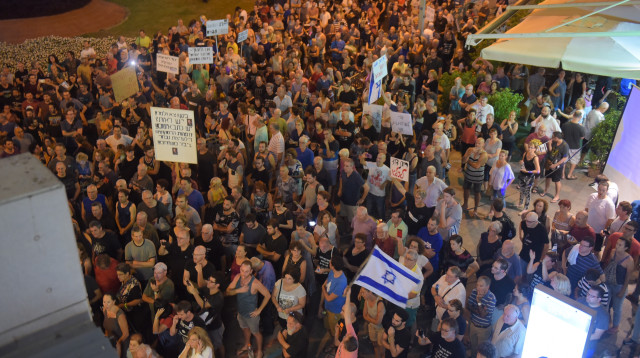הפגנה בפתח תקווה (צילום: אבשלום ששוני)