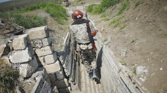חייל ארמני בגבול אזרבייג'ן (צילום: רויטרס)