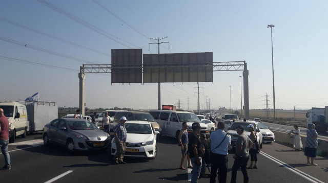 הפגנת הנכים בכביש 4 (צילום: דוברות המשטרה)