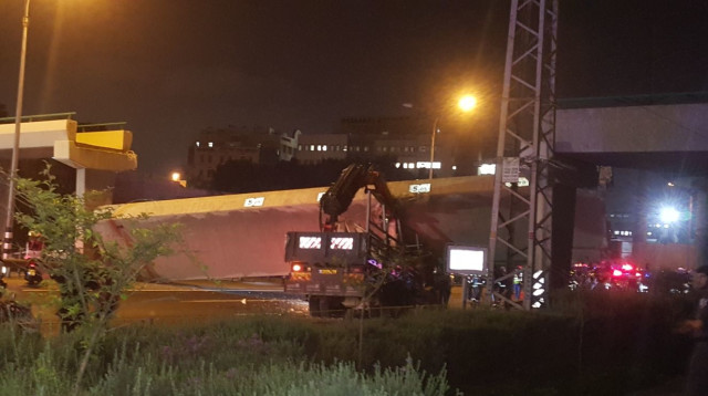 המשאית שהתנגשה בגשר בכביש 4 (צילום: אלון חכמון)