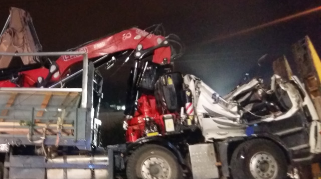 המשאית עליה קרס הגשר בכביש גהה (צילום: משה כהן)