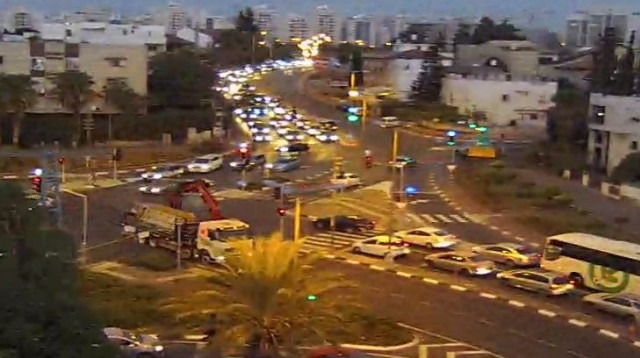 המשאית שתועדה לפני ההתנגשות בגשר (צילום: נתיבי ישראל)