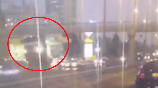 תיעוד: הגשר קורס - ומוחץ את המשאית  (צילום: מסך)