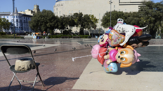 בלונים קשורים לכיסא בברצלונה לאחר בריחת ההמון (צילום: AFP)