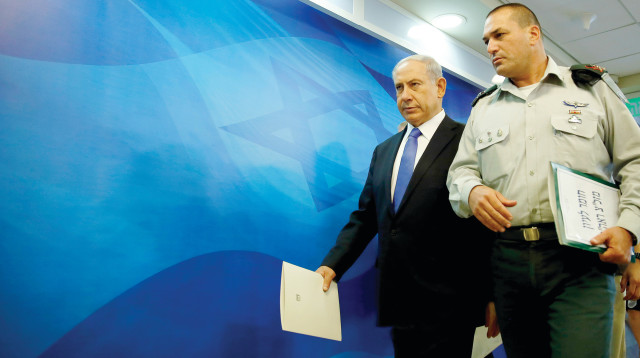 בנימין נתניהו עם המזכיר הצבאי לשעבר אייל זמיר (צילום: רויטרס)