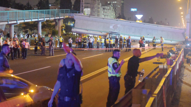 קריסת הגשר בכביש 4 (צילום: אבשלום ששוני)