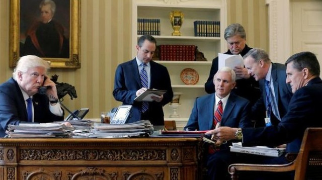 מימין לשמאל, מייקל פלין, שון ספייסר, מייק פנס (יושב), סטיבן בנון, ריינס פרייבוס ודונלד טראמפ (צילום: רויטרס)