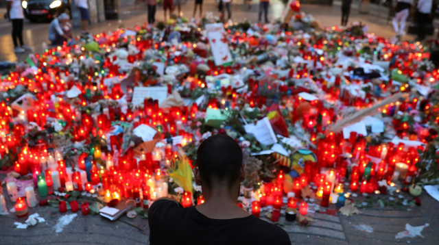 התייחדות לאחר הפיגוע בברצלונה (צילום: רויטרס)