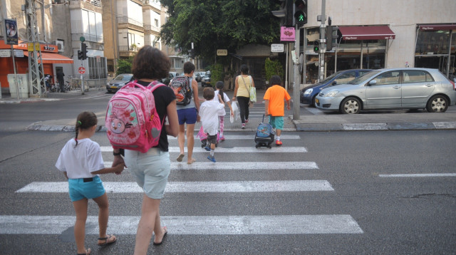 ילדים הולכים לבית הספר, ארכיון (צילום: אבשלום ששוני)