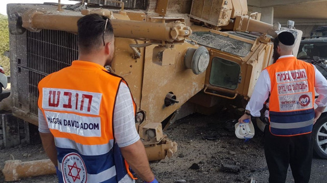 טרקטור נפל ממשאית בכביש 1  (צילום: דוברות מד"א)