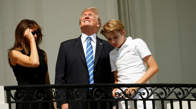 המשפחה הראשונה צופה בליקוי החמה בבית הלבן (צילום: רויטרס)