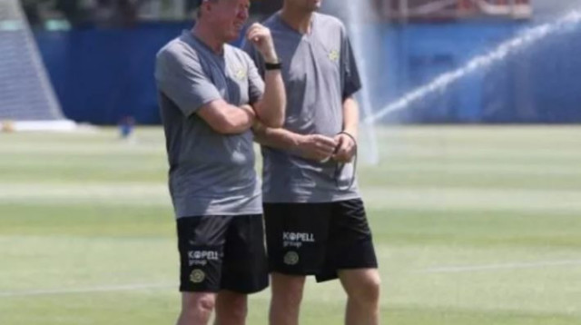 ג'ורדי  קרויף עם סטיב מקלארן (צילום: מכבי תל אביב - האתר הרשמי)