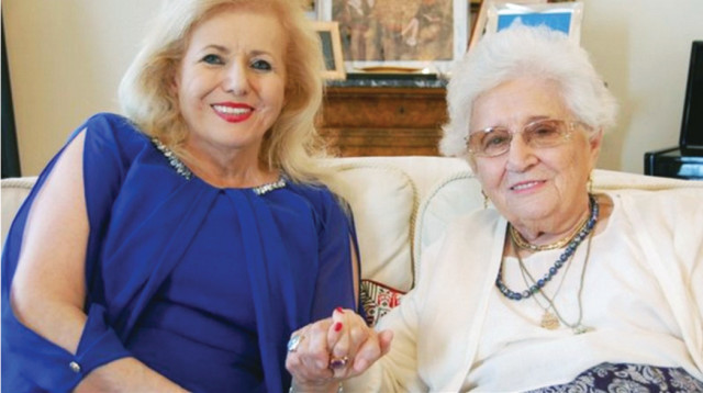 רות דיין וריימונדה טוויל (צילום: אלבום משפחתי)