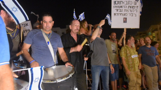 אלדד יניב ומני נפתלי מפגינים בפתח תקווה (צילום: אבשלום ששוני)