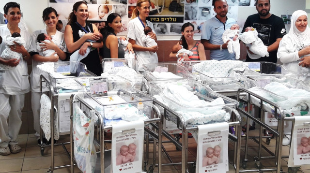 יולדות, אבות ומיילדות בבית החולים (צילום: המרכז הרפואי זיו)