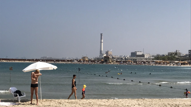 אנשים בים, שרב (צילום: אבשלום ששוני)