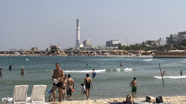 אנשים בים, שרב (צילום: אבשלום ששוני)