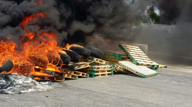 עובדי חיפה כימיקלים צפון שורפים צמיגים (צילום: כוח לעובדים)