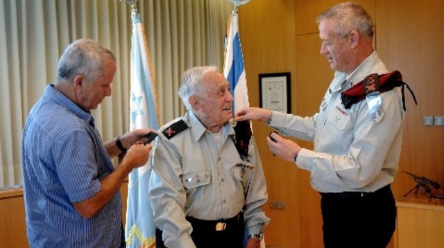 גנץ עונד לפונדק את דרגות האלוף (צילום: מדור כתובה, דובר צה"ל)