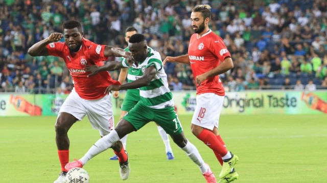 סינטיהו סלליך בין מיכאל אוחנה לבין ג'ון אוגו (צילום: ערן לוף)