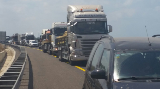 חסימת כביש החוף במחאת הנכים (צילום: נכה לא חצי בנאדם)