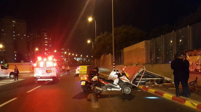 תחנת אוטובוס שקרסה בצומת בר אילן בגבעת שמואל (צילום: חנינה סיידל תיעוד מבצעי מד"א)