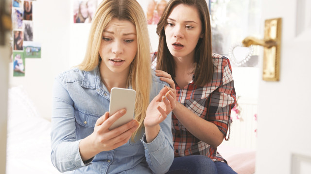 נערות עם סמארטפון (צילום: אינג אימג')